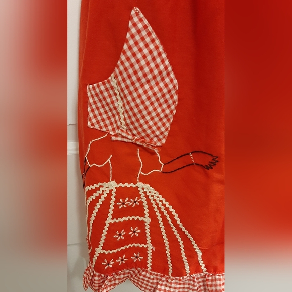 Vintage Red Handmade Apron Embroidered Ladies on Front Hats are Pockets - Picture 4 of 5